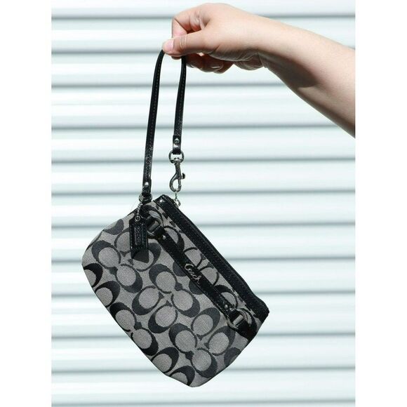 NWT Coach Gallery Signature Wristlet Cosmetic Organizer Black White - Picture 1 of 9